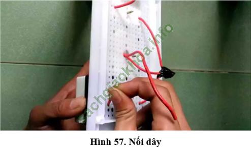 Lý thuyết & Trắc nghiệm Bài 8: Thực hành: Lắp mạch điện hai công tắc hai cực điều khiển hai đèn - Công nghệ 9 hình ảnh 6