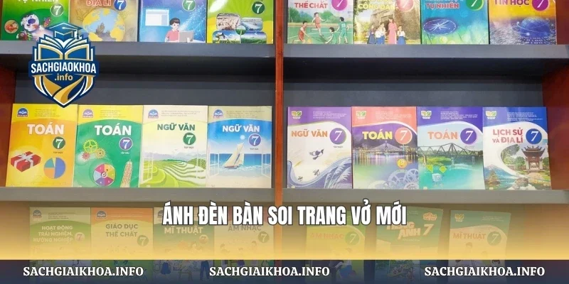 Ánh đèn bàn soi trang vở mới