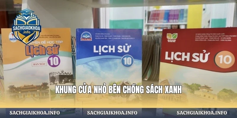 Khung cửa nhỏ bên chồng sách xanh