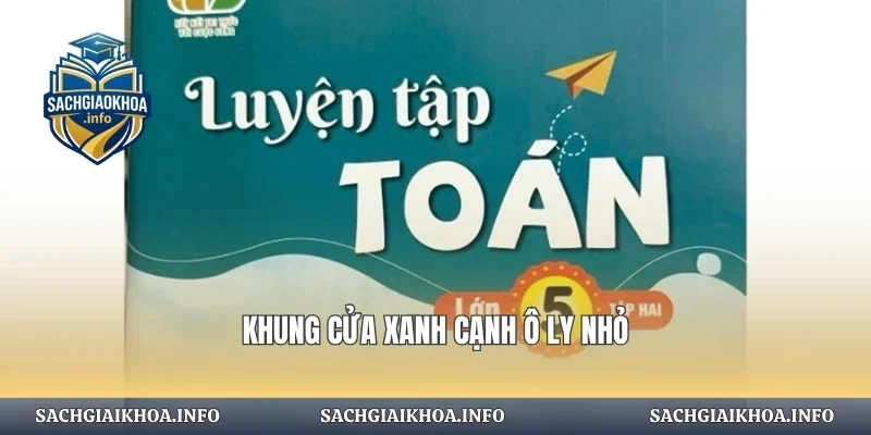 Khung cửa xanh cạnh ô ly nhỏ