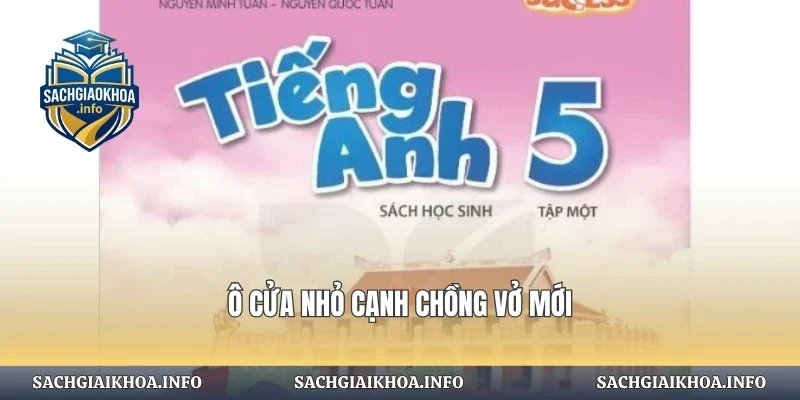 Ô cửa nhỏ cạnh chồng vở mới